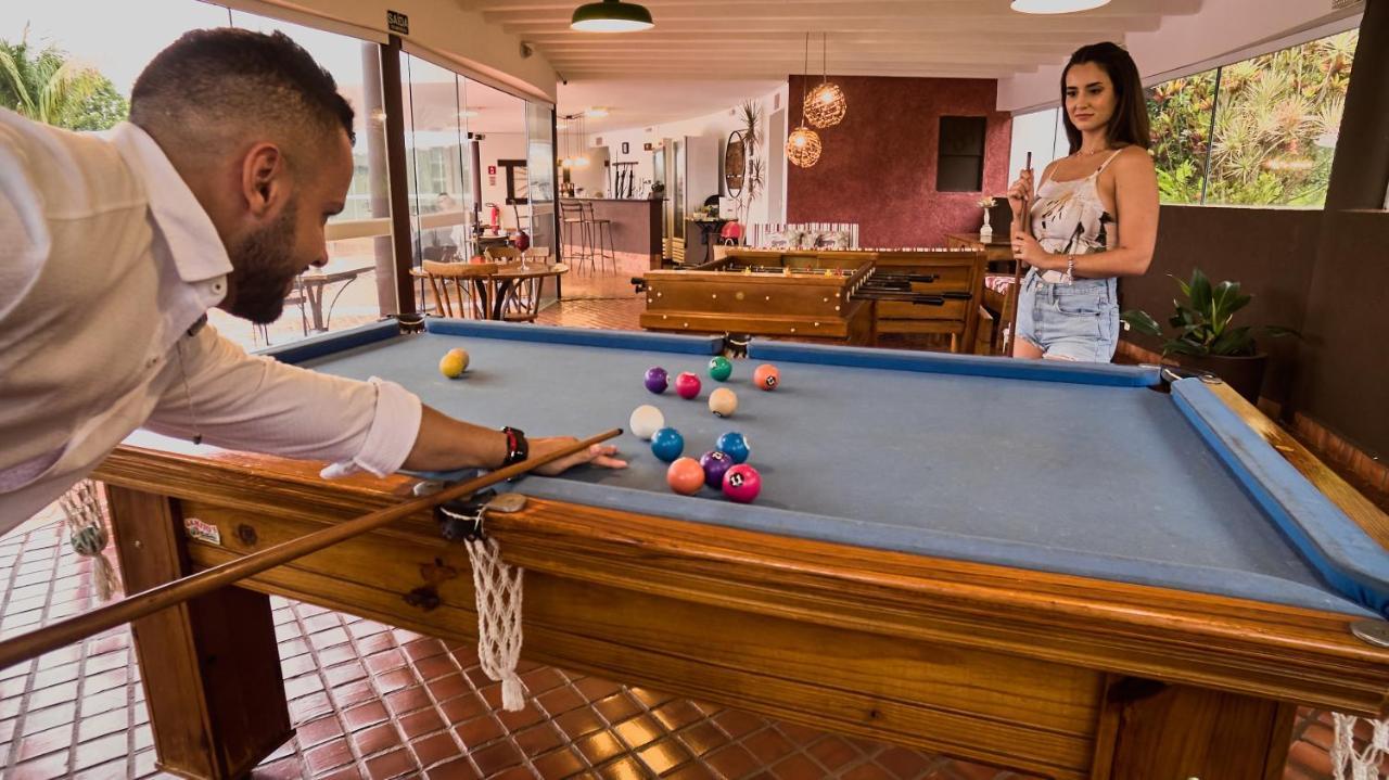 Hotel Boutique Frangipani Brotas Buitenkant foto Pool table with a basketball hoop