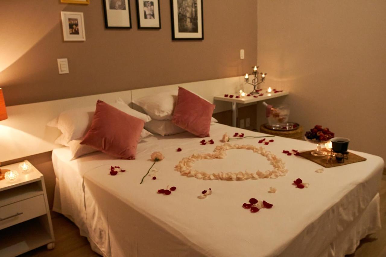 Hotel Boutique Frangipani Brotas Buitenkant foto A bedroom decorated for Valentine's Day