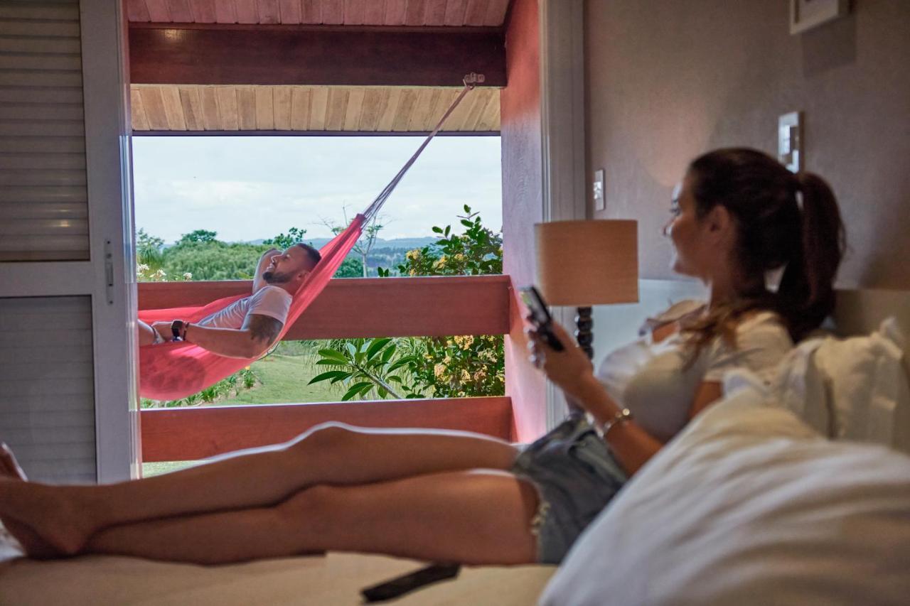 Hotel Boutique Frangipani Brotas Buitenkant foto A woman using a mobile phone