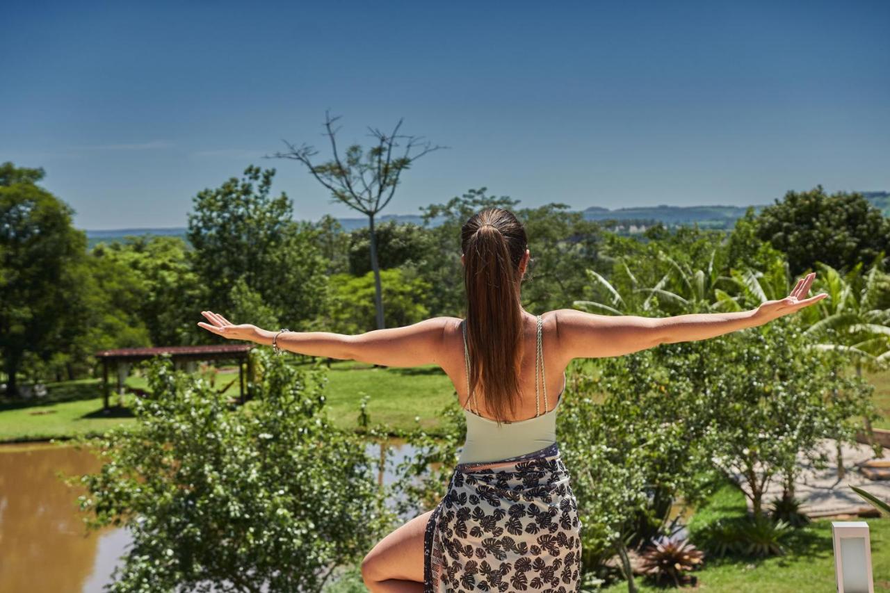 Hotel Boutique Frangipani Brotas Buitenkant foto A woman practicing yoga