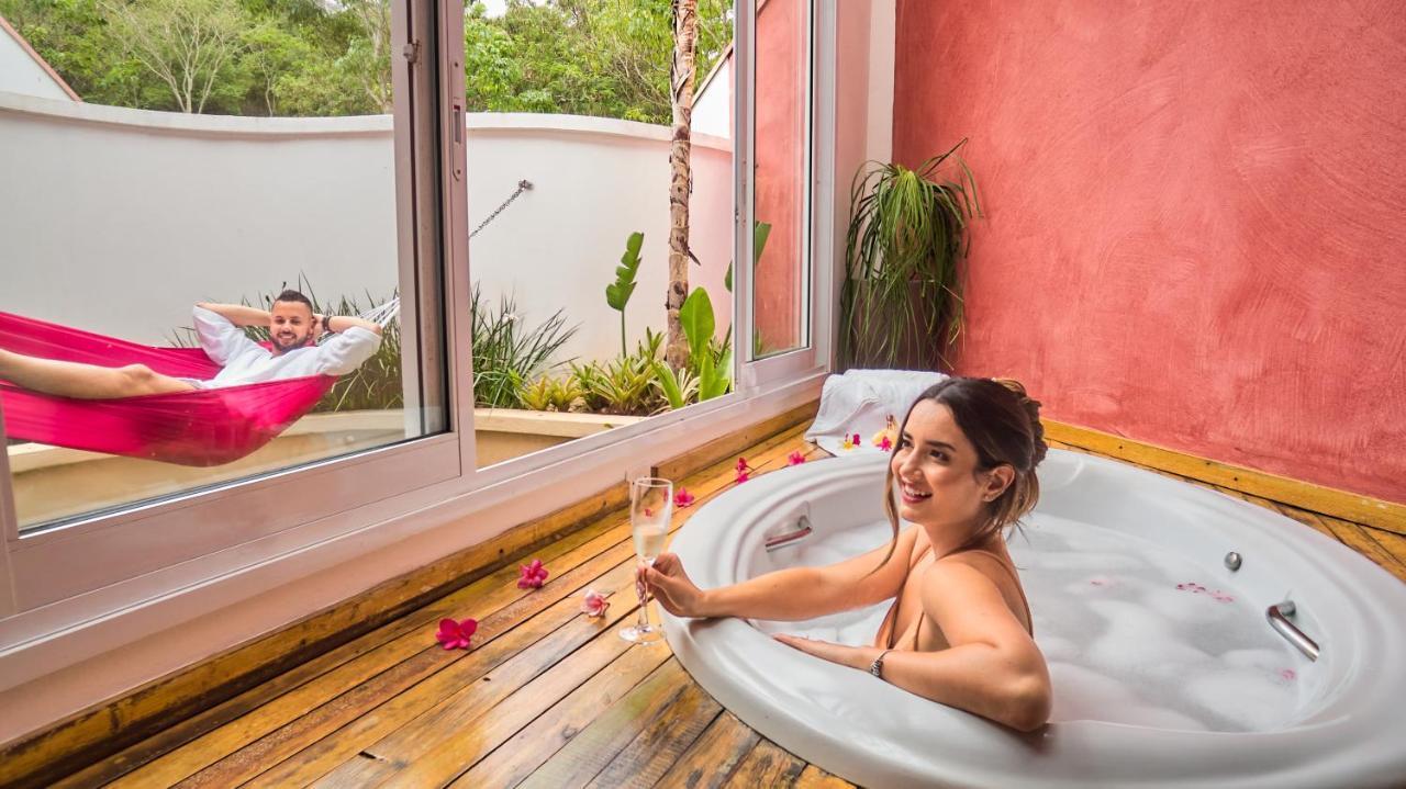 Hotel Boutique Frangipani Brotas Buitenkant foto A woman relaxing in a hot tub