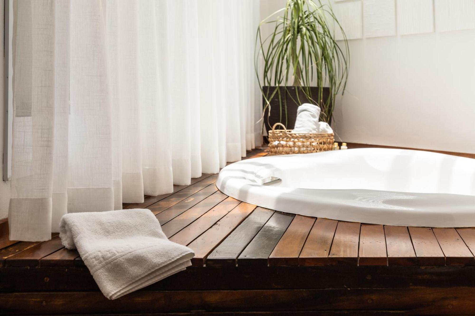 Hotel Boutique Frangipani Brotas Buitenkant foto A modern Japanese-style bathtub