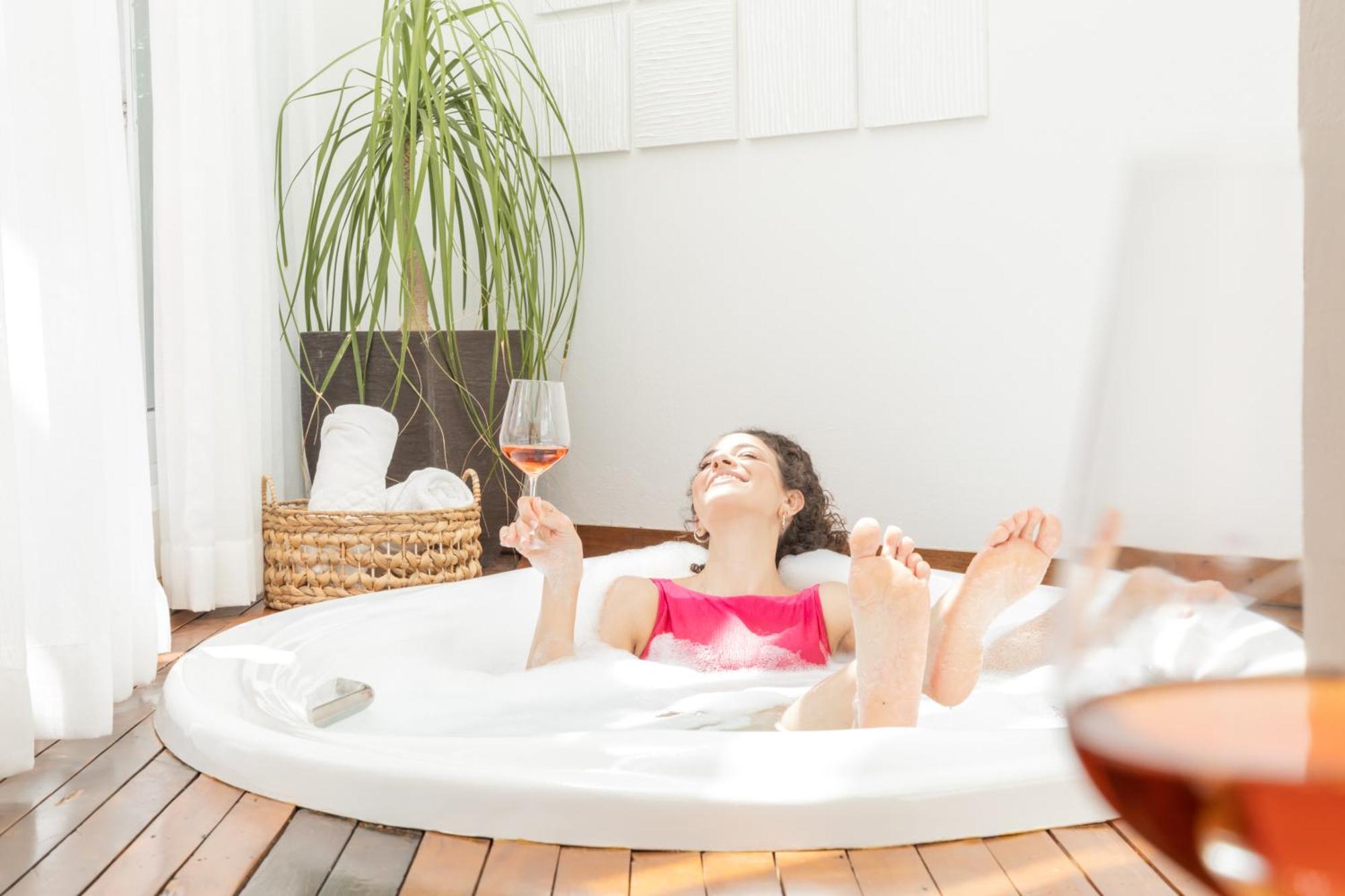 Hotel Boutique Frangipani Brotas Buitenkant foto A woman relaxing in a bathtub