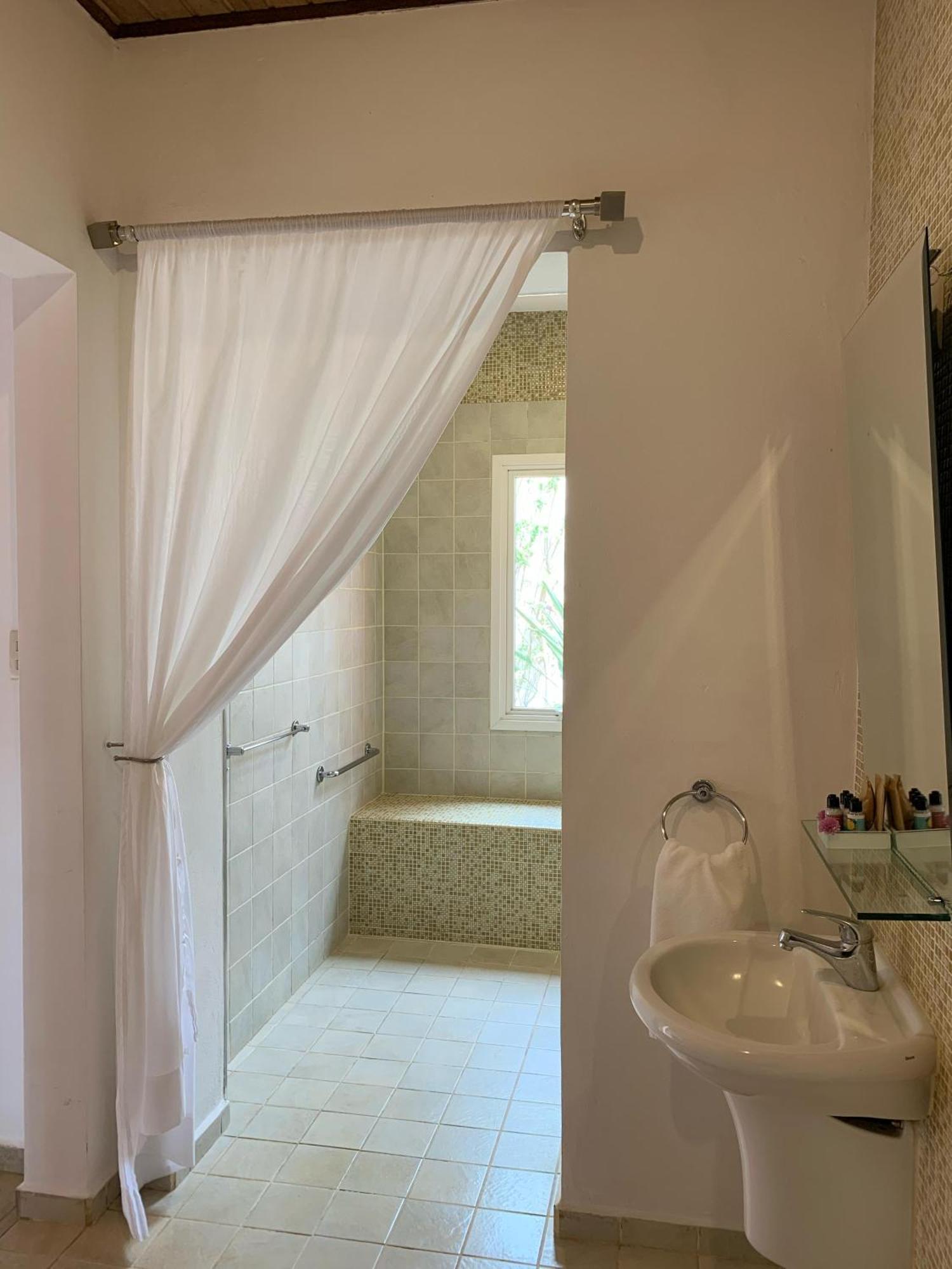 Hotel Boutique Frangipani Brotas Buitenkant foto A shower curtain