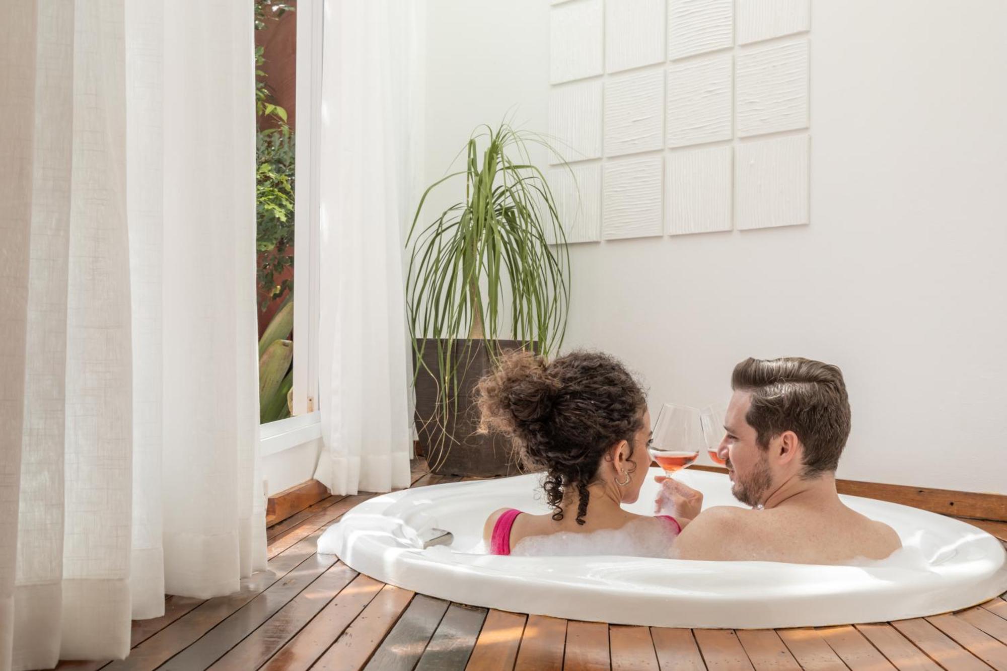 Hotel Boutique Frangipani Brotas Buitenkant foto A couple in a whirlpool bathtub