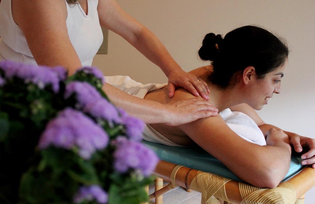 Hotel Boutique Frangipani Brotas Buitenkant foto A woman receiving a massage